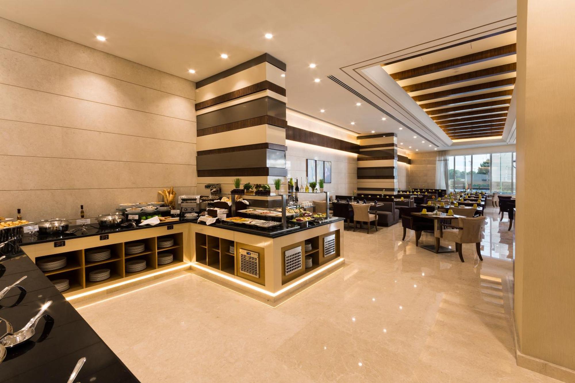 Golden Tulip Media Hotel